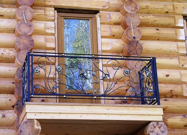 кованные перила на открытом балконе