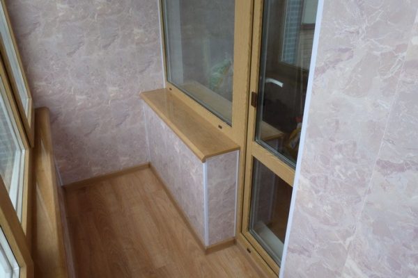 обшитый пластиковыми панелями 