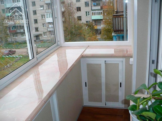встроенные шкафчики в ниши балкона