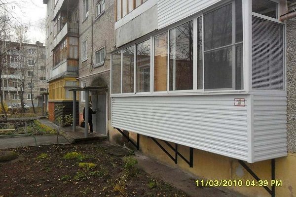 фото: обшитый подвесной балкон