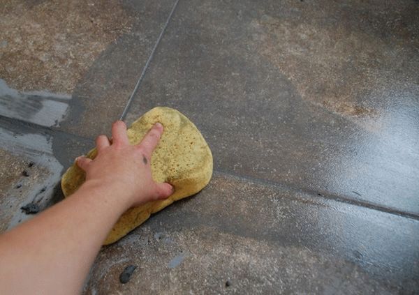 излишки затирки губкой