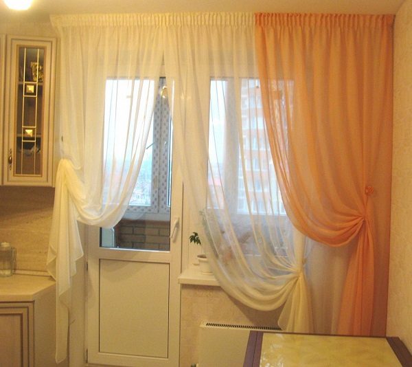 шторы на кухню с балконной дверью на подхватах