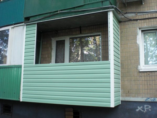 Обшивка балкона сайдингом снаружи без остекления