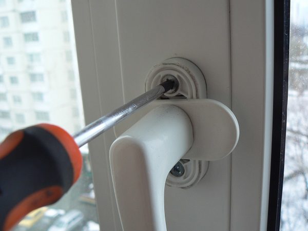 снимаем ручку с пластикового окна