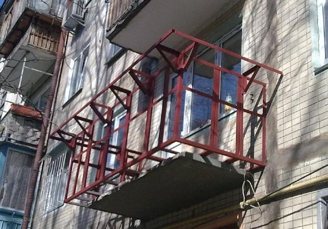 вынос балкона и по плите и по основанию