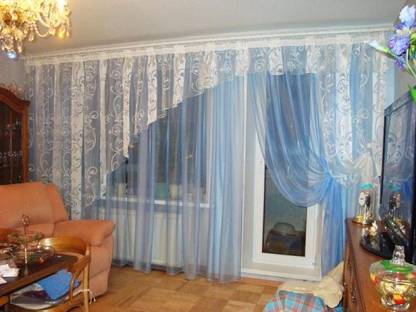 фото: шторы на окно с балконной дверью в гостиной