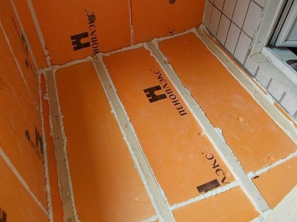 фото: укладываем пеноплекс между лагами