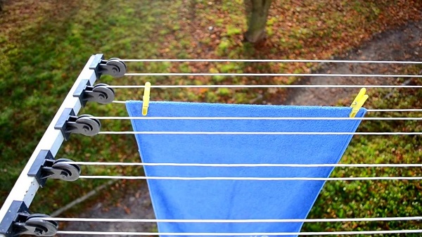 фото: наружная сушилка для белья на балкон