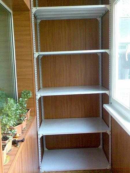металлические полки на балконе