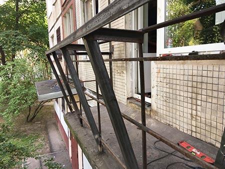 балкон с выносом по подоконнику на кронштейнах