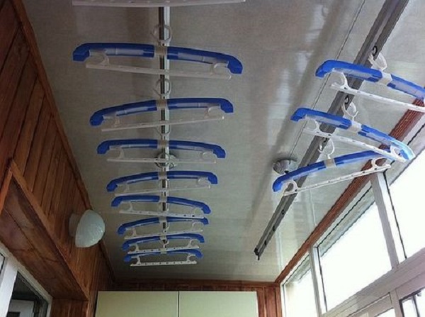 потолочная сушилка с плечиками на балкон