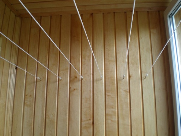 настенная сушилка для белья на балкон на крючках