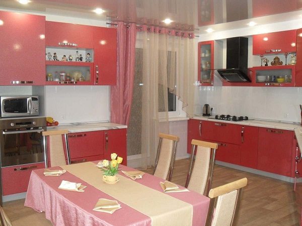 Шторы для кухни с балконной дверью на люверсах