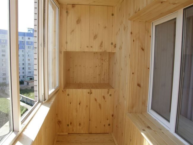 евровагонка в интерьере балкона