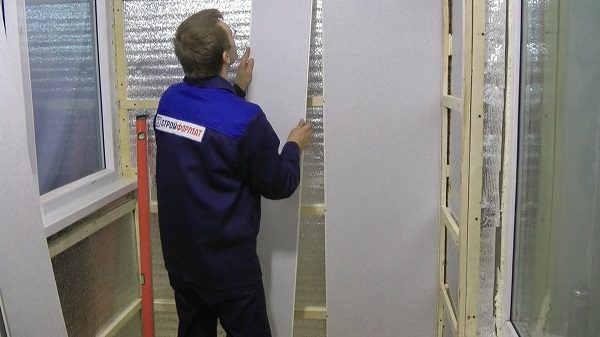 монтаж пластиковой панели 
