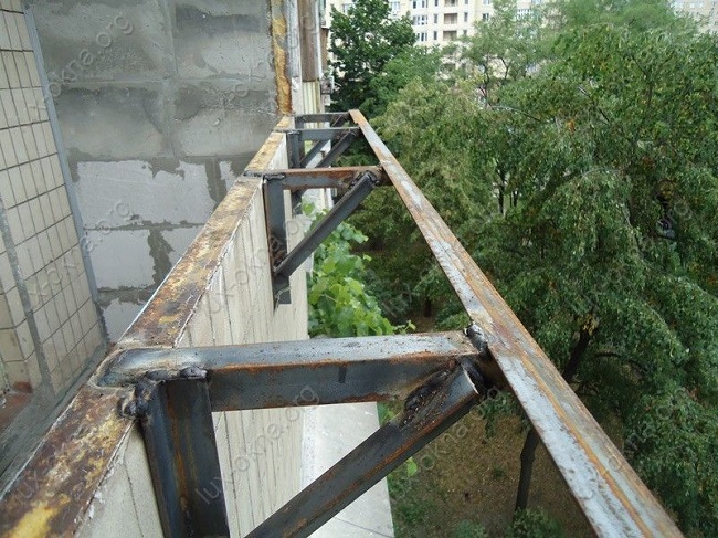 привариваем кронштейны на балкон с выносом