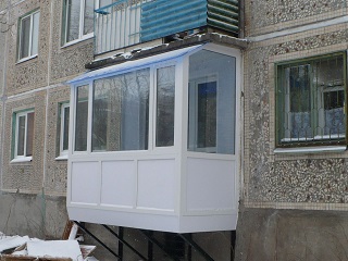 фото: пристройка балкона на первом этаже