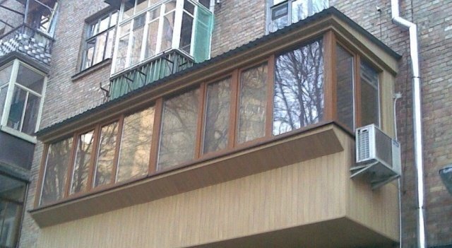 внешний блок кондиционера сбоку парапета балкона