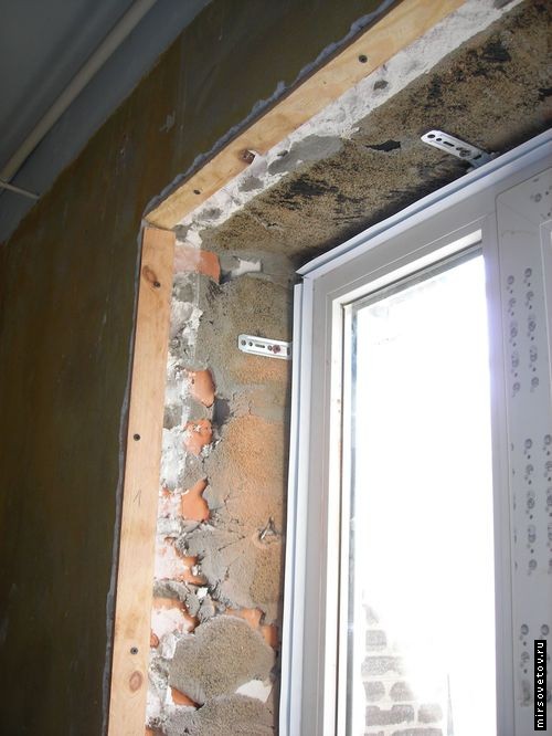 крепим стартовые планки на окна