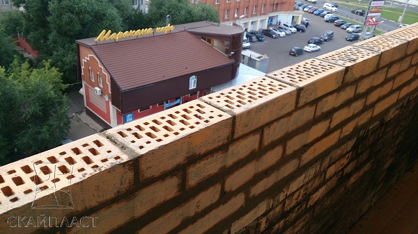 новый парапет кирпичный на балкон