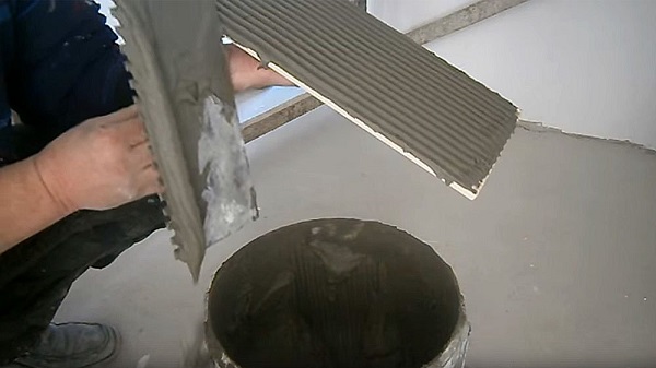нанесение клея на плитку