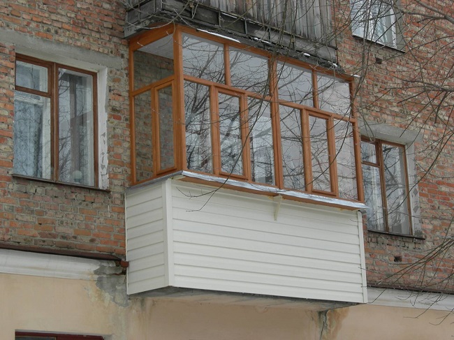 деревянные окна на балкон с выносом