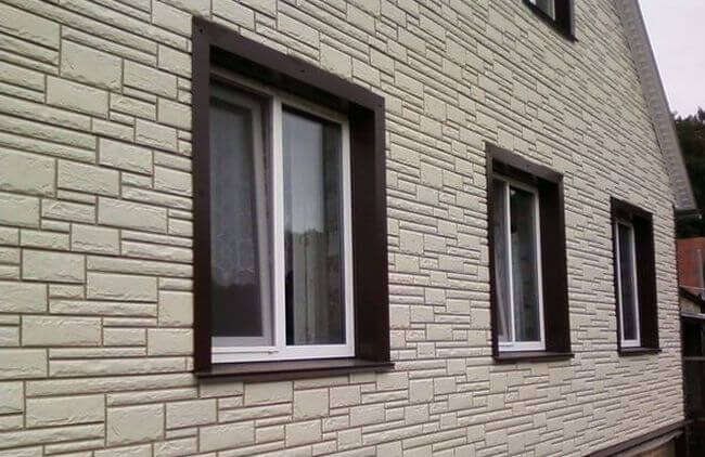вид дома с окнами