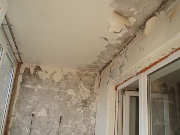 Отслаивающуюся старую отделку надо удалить