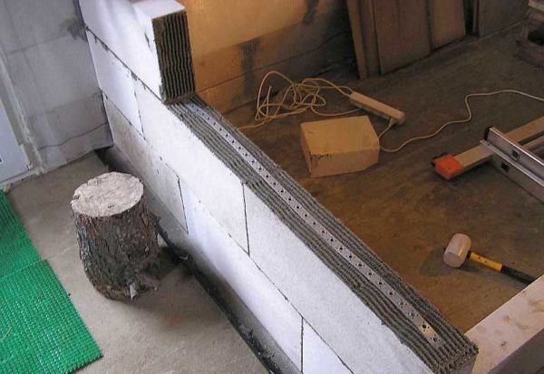 укладка газобетонных блоков на балкон