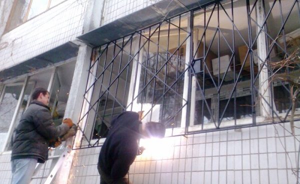 установка балконных решеток