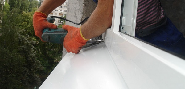 прикручиваем отлив к нижней части окна