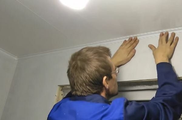 монтаж потолочного плинтуса на балконе