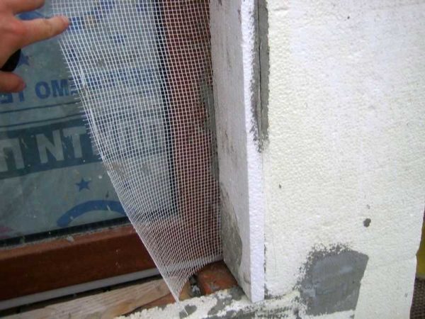 закрепляем армирующую сетку на пеноплекс