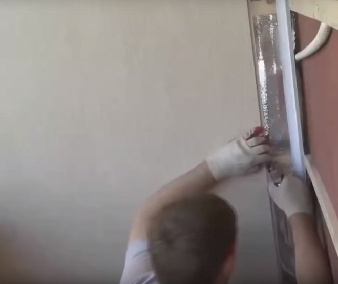 установка последнего элемента на стене