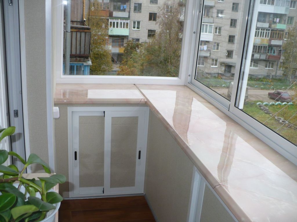 Угловой светлый подоконник из искусственного камня для балкона