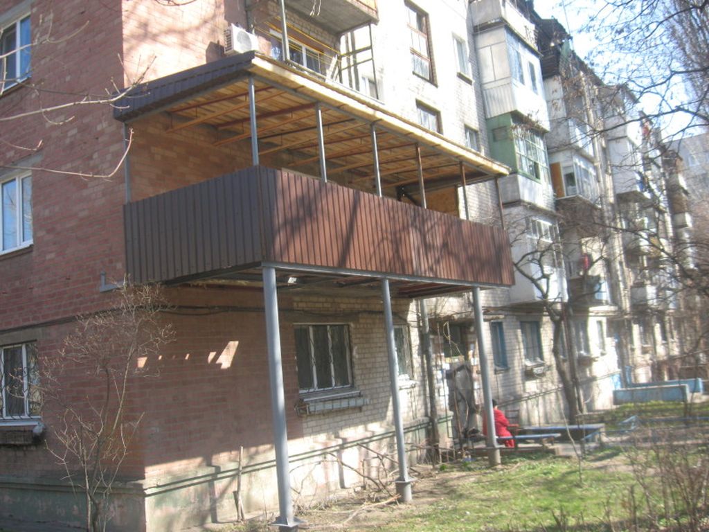 При желании можно установить балкон на внешних опорах