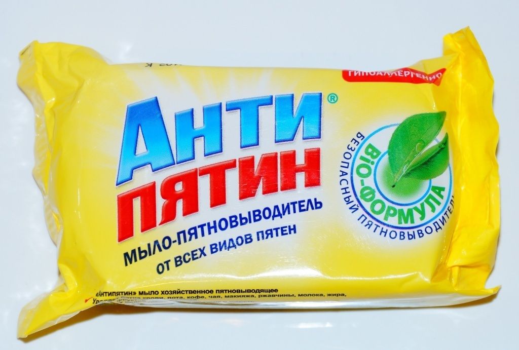 Чтобы удалить следы кофе, обивку натирают хозяйственным мылом