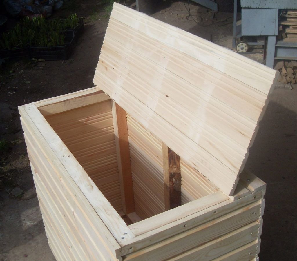 Самой популярной разновидностью является ящик с откидной верхней крышкой