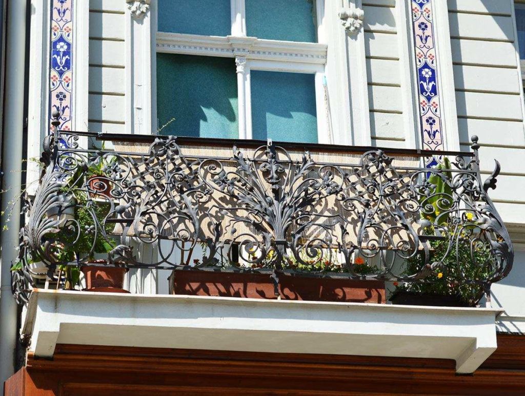 Главным недостатком кованых балконов является высокая стоимость и самого металла, и изготовления конструкции