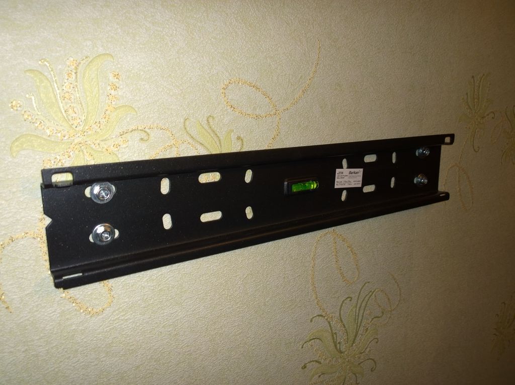 Ответную планку прикручивают к стене