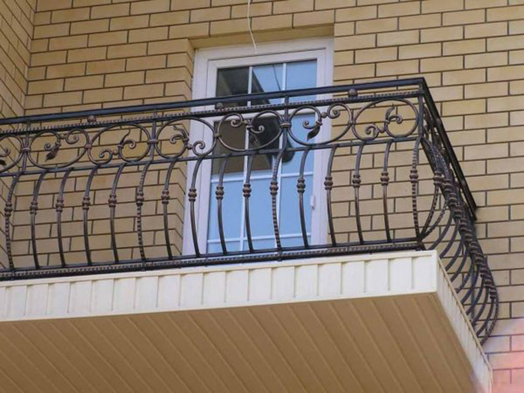В былые времена такие перила устанавливались перед дверьми с внешней стороны